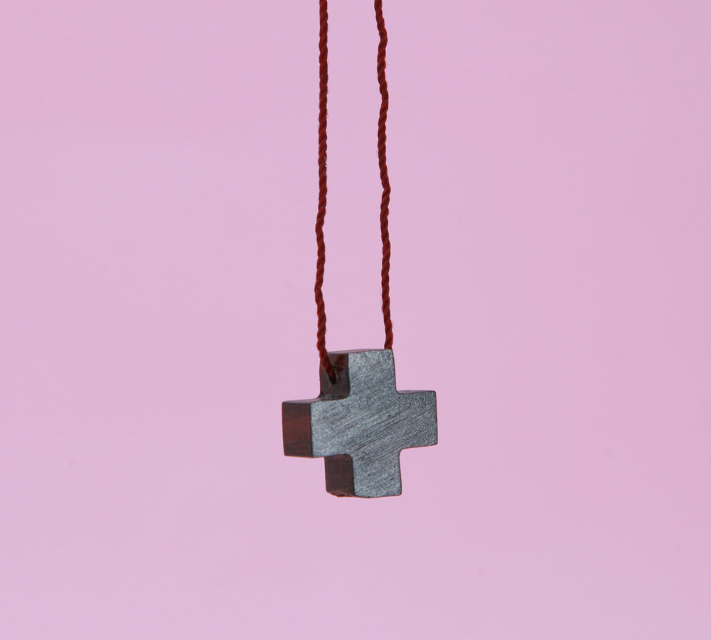 Kette mit kleinem Holzkreuz