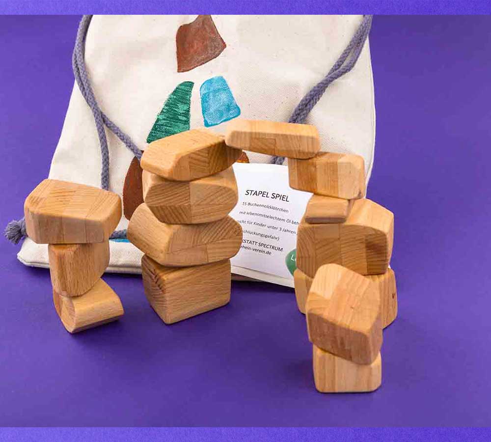 Kreativ-Spiel mit Stapelsteinen aus Buchenholz